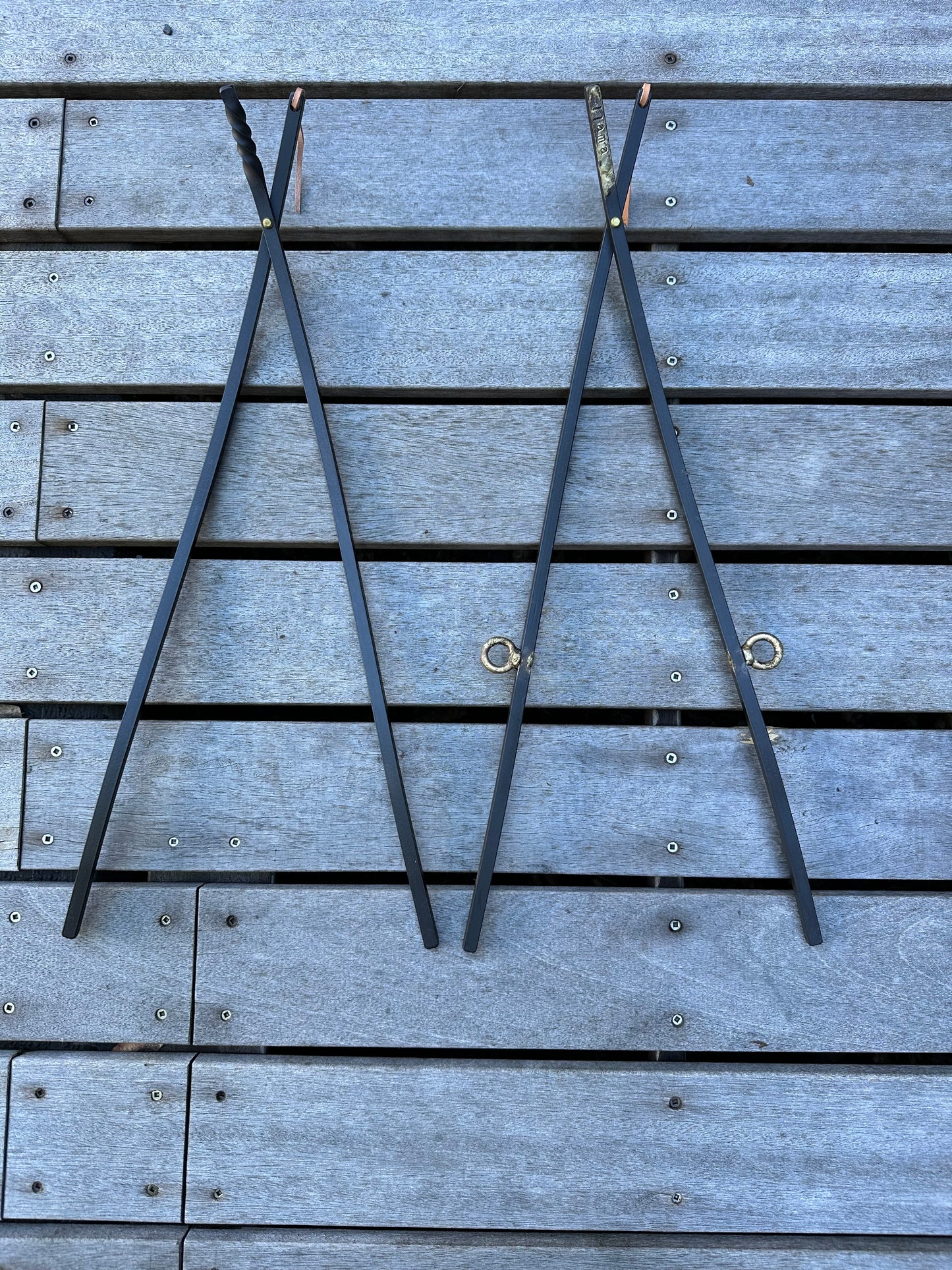 llama log stick  薪を置く為の美しい道具。