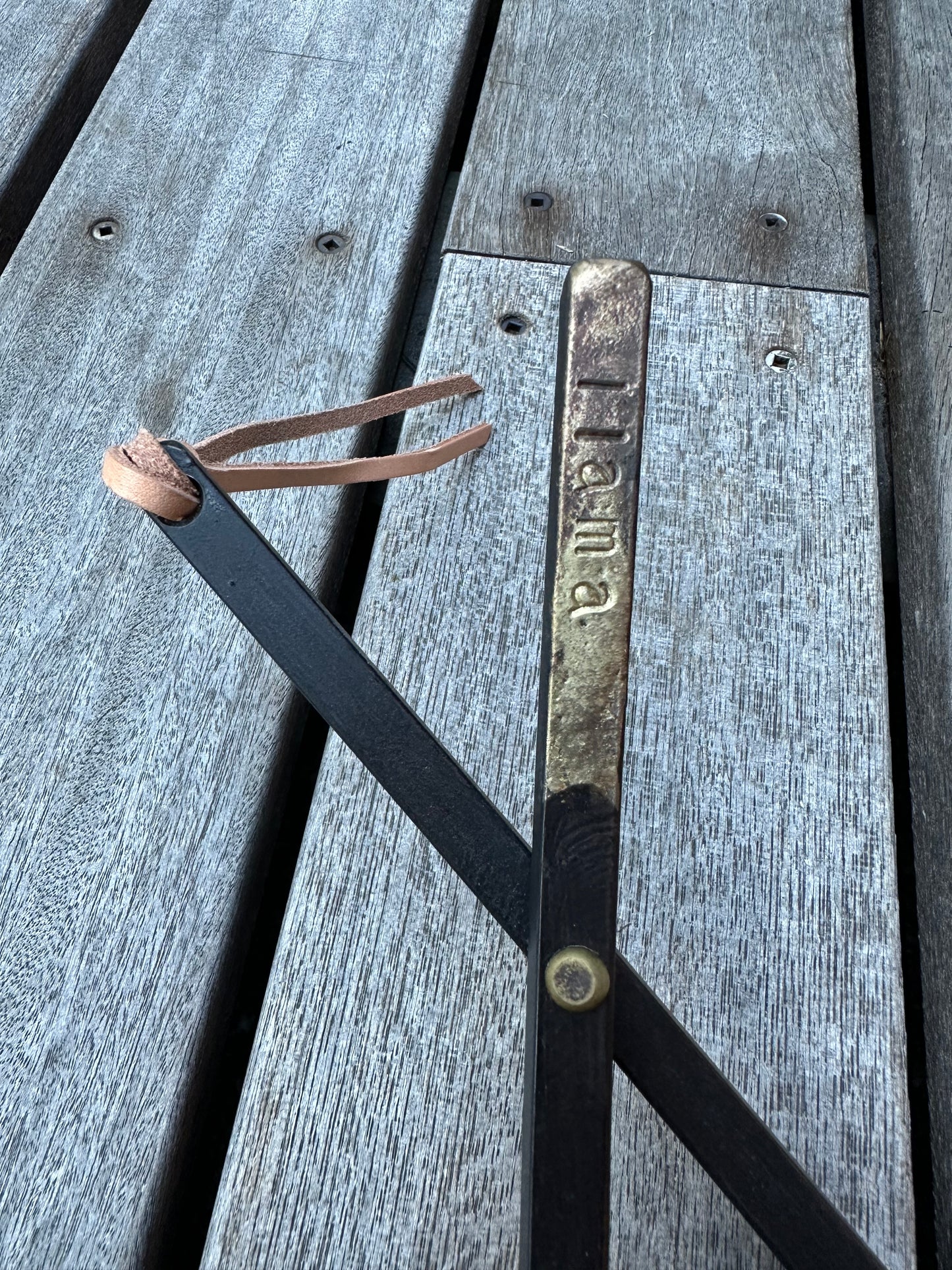 llama log stick【Brass Edition】薪を置くための、美しい道具。