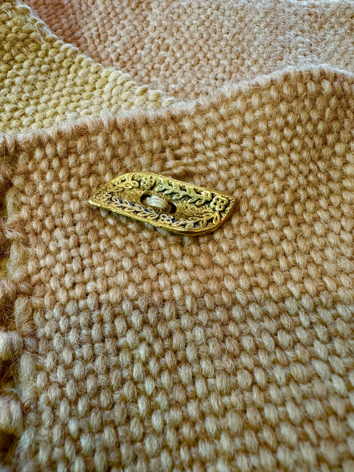 石丸みどり – 河津桜染め手織りマフラー by MOTHER CLOTHING.