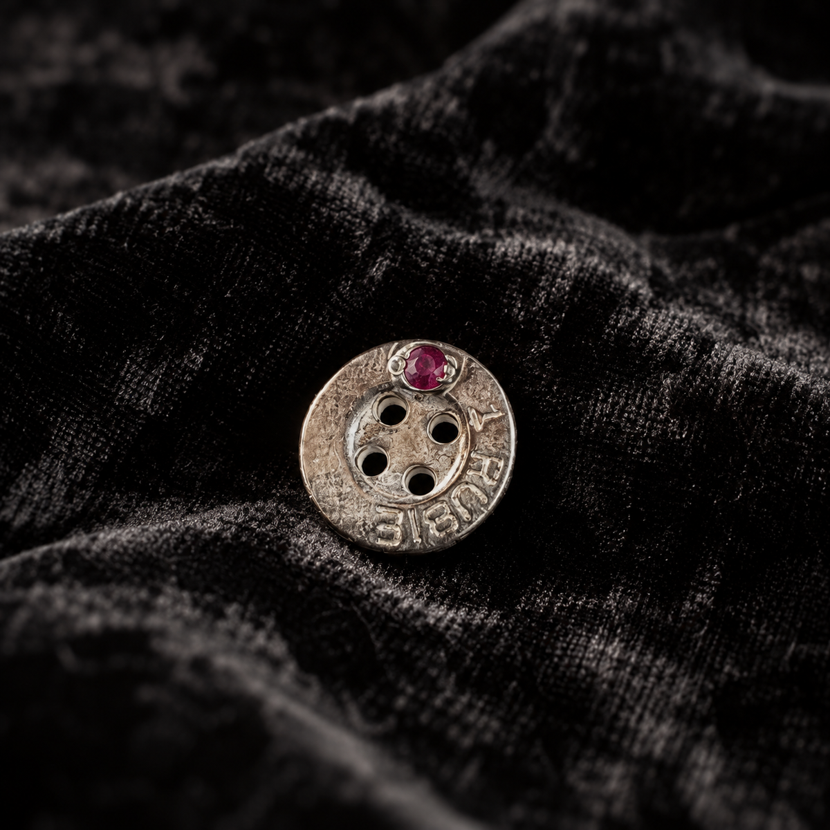 TRAVELING BUTTON. SHIRT
