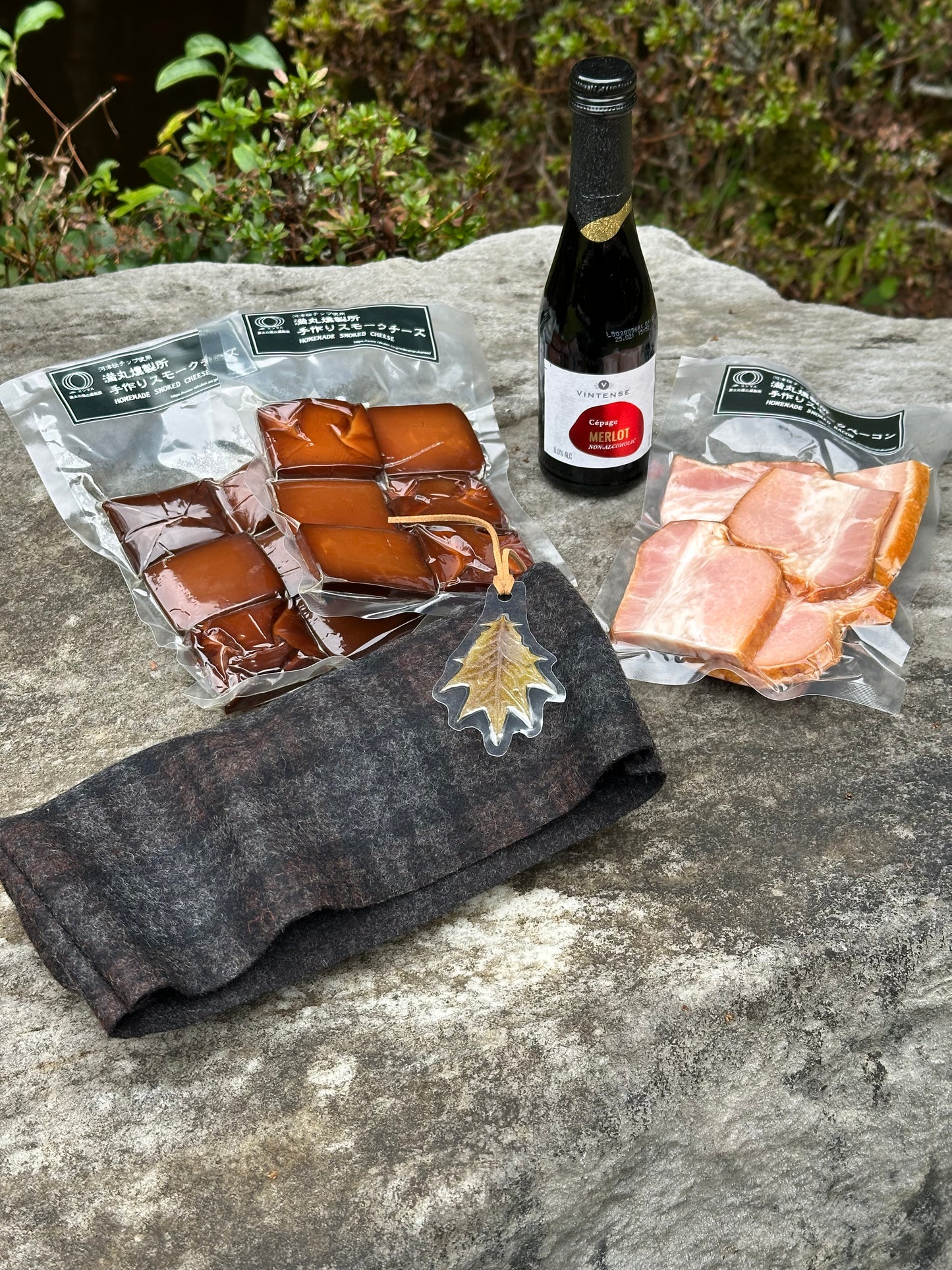 「ただ一つの、ゆっくりした夜のためのセット」ノンアルコールワイン＋自家製スモークチーズのはじ＋スモークベーコン。手仕事袋入り。