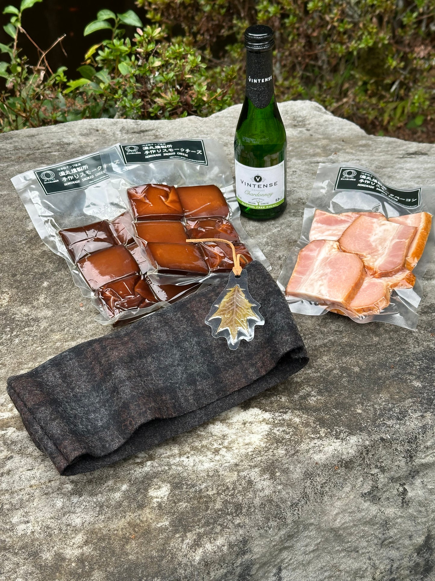 「ただ一つの、ゆっくりした夜のためのセット」ノンアルコールワイン＋自家製スモークチーズのはじ＋スモークベーコン。手仕事袋入り。