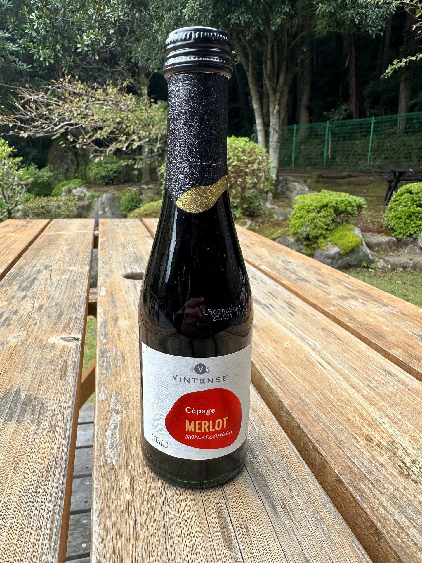 「ただ一つの、ゆっくりした夜のためのセット」ノンアルコールワイン＋自家製スモークチーズのはじ＋スモークベーコン。手仕事袋入り。