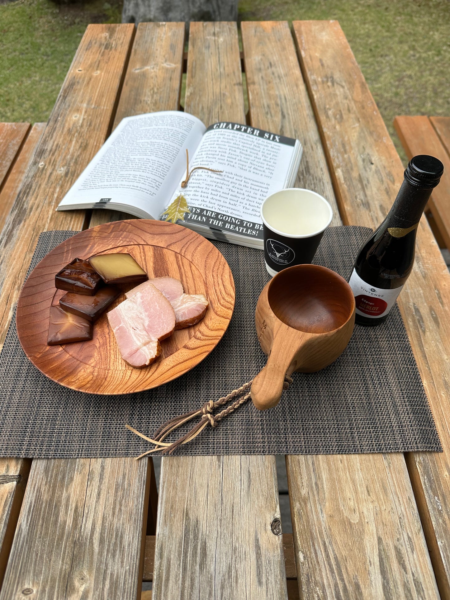 「ただ一つの、ゆっくりした夜のためのセット」ノンアルコールワイン＋自家製スモークチーズのはじ＋スモークベーコン。手仕事袋入り。