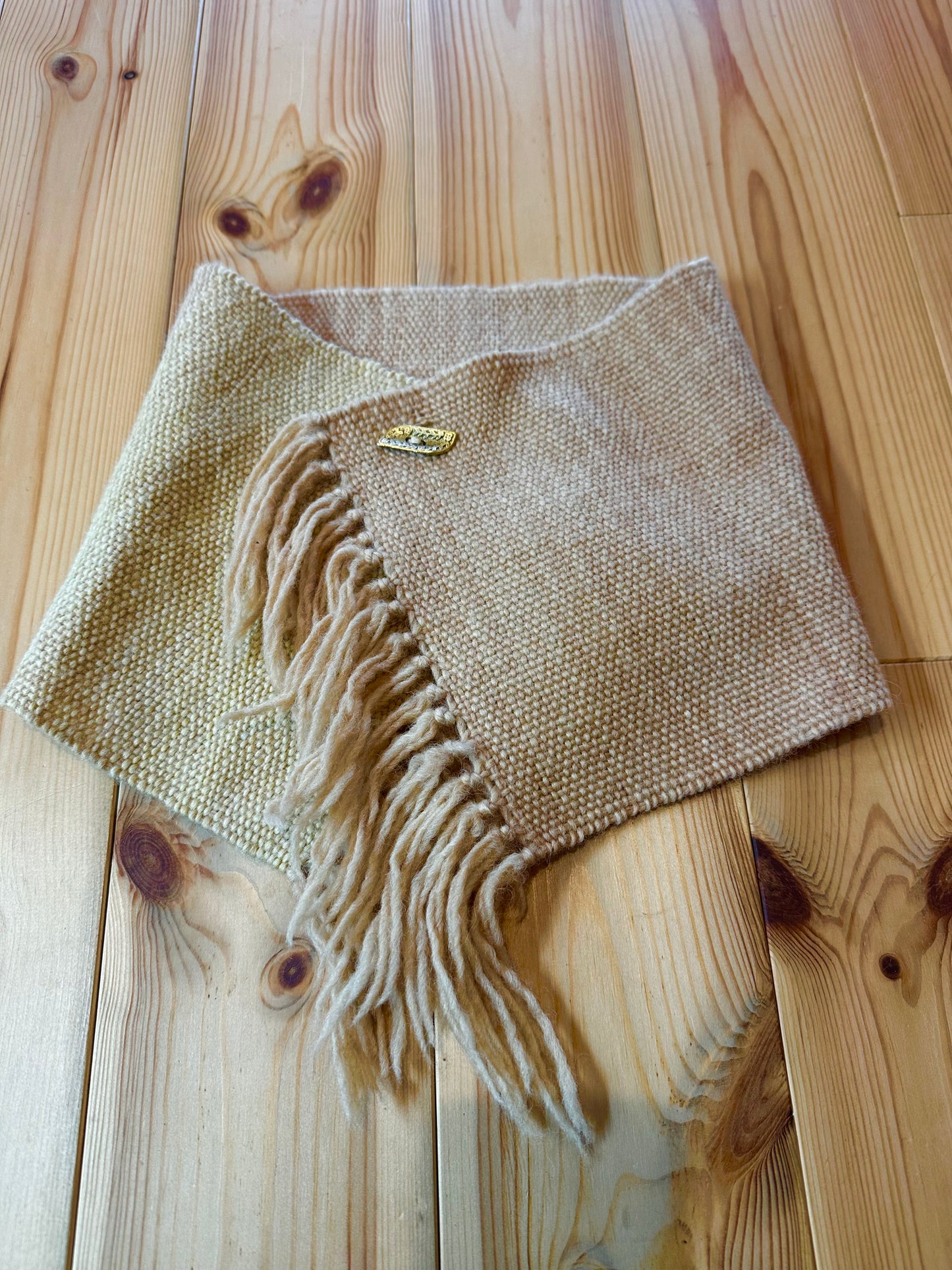 石丸みどり – 河津桜染め手織りマフラー by MOTHER CLOTHING.