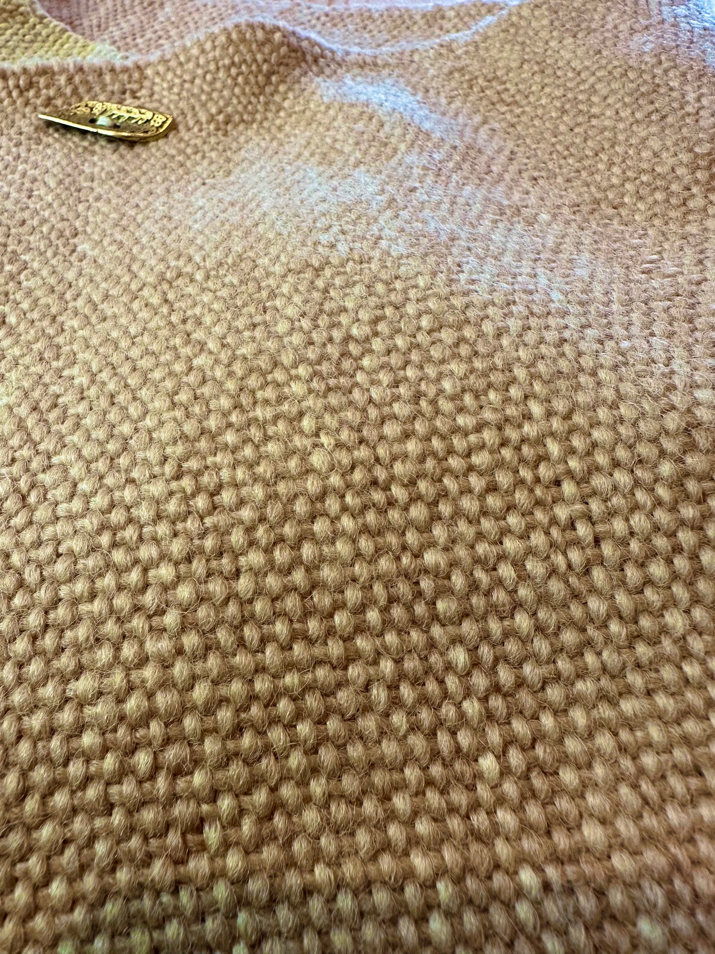 石丸みどり – 河津桜染め手織りマフラー by MOTHER CLOTHING.