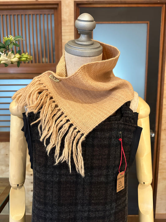 石丸みどり – 河津桜染め手織りマフラー by MOTHER CLOTHING.