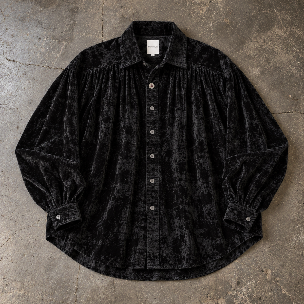 TRAVELING BUTTON. SHIRT